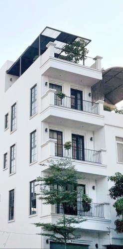Bán nhà Phố Hồng Tiến, Vị Trí Đắc Địa, Gara, Bể Cá Koi, Đẹp Như Khách Sạn 5 Sao.