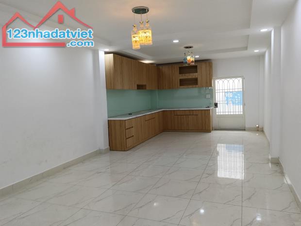Về quê dưỡng già, cần bán gấp nhà hẻm xe hơi Tân Thắng, 100m, khu sầm uất, 6.x tỷ, bao giá