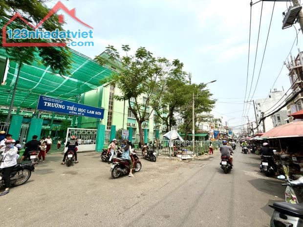 NHÀ B.ÁN MẶT TIỀN CHỢ P.14 GV - KINH DOANH SẦM UẤT - 2 MẶT TIỀN TRƯỚC SAU - DT106M² - 4 TẦ