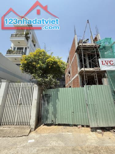 NGAY LÊ TRỌNG TẤN VÀ BỜ KÊNH THAM LƯƠNG - ĐẤT 82M2(4x20.5) -HẺM XE HƠI THÔNG. CHỈ HƠN 4 TỶ