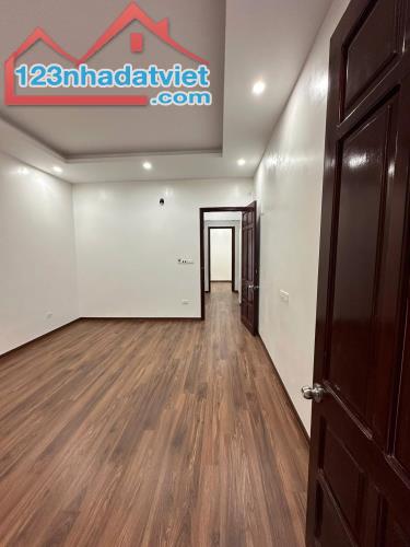 BÁN RẤT GẤP NHÀ PHỐ VĂN CAO THUỴ KHUÊ TÂY HỒ 50M 5 TẦNG NHỈNH 10 TỶ VIEW HỒ SÁT PHỐ - 2