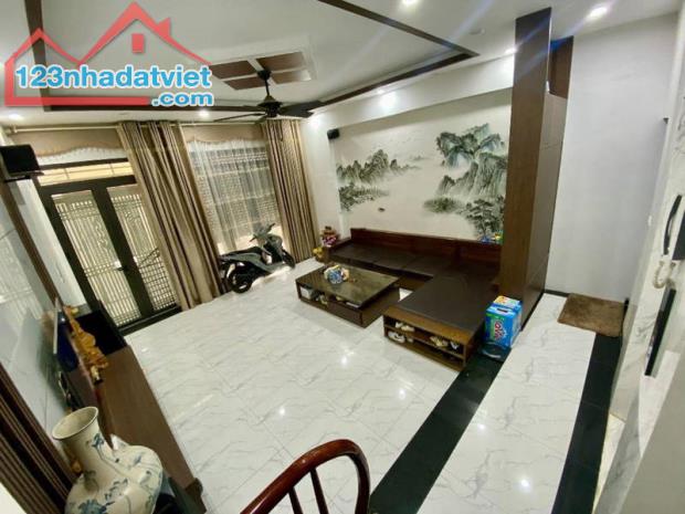 Bán Gấp Nhà Ngõ 143 Nguyễn Chính 44m2, 6 Tầng, Thang Máy Chỉ với 10,9 tỉ