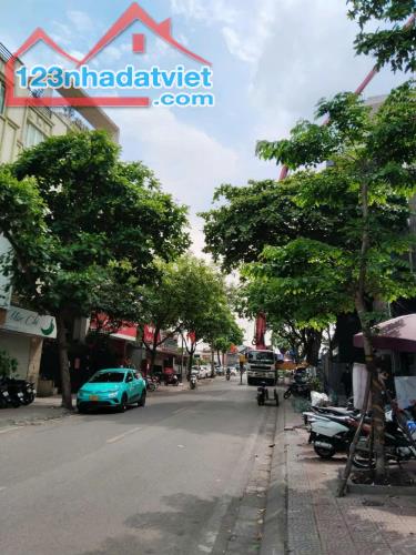 CHỦ GIẢM 300TR GIÁ 8,8 TỶ THANG MÁY, 30M RA MẶT PHỐ O OTO TRÁNH, DÒNG TIỀN 40TR/ THÁNG