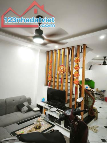 Bán căn nhà ngõ phố Ỷ La, Hà Đông, Hà Nội 33m 5t 5mt 5,5 tỷ