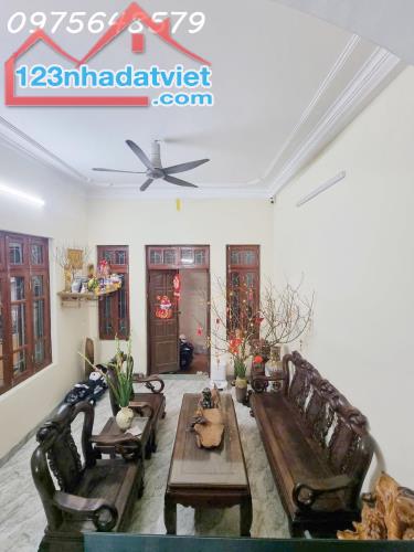 Bán nhà Tôn Thất Tùng 60m hai thoáng sân vườn giá tốt - 1