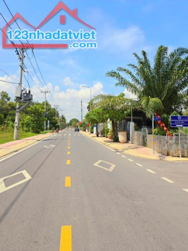 Kinh Khủng Khiếp, Nhà Dt 200m2, ngang 6, Mặt Tiền, Quận 9, Giá chỉ 2.95ty - 4