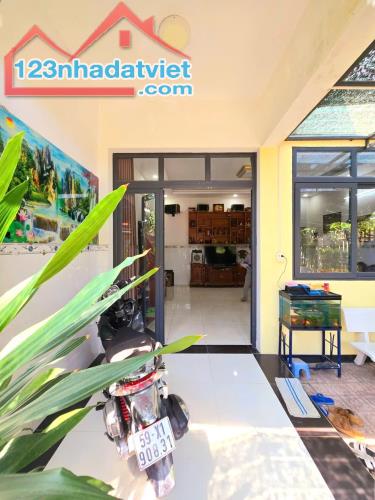 Kinh Khủng Khiếp, Nhà Dt 200m2, ngang 6, Mặt Tiền, Quận 9, Giá chỉ 2.95ty - 1