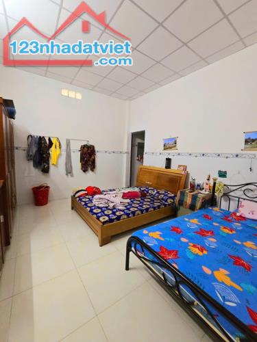 Kinh Khủng Khiếp, Nhà Dt 200m2, ngang 6, Mặt Tiền, Quận 9, Giá chỉ 2.95ty - 3