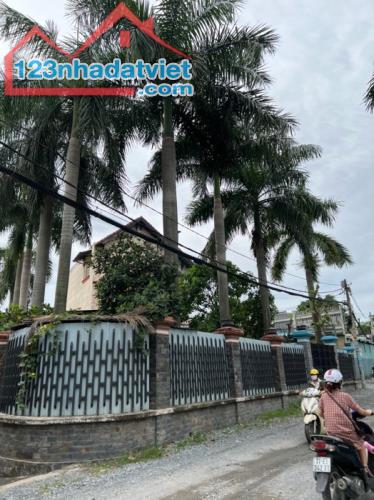 Biệt thự sân vườn – nội thất gỗ cao cấp – đường 18m – 23 tỷ