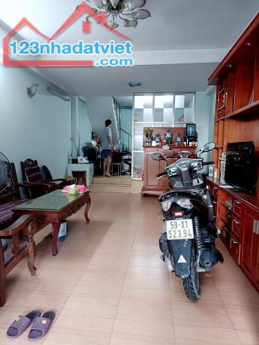 CẦN TIỀN BÁN GẤP NHÀ GIÁ RẺ - MẶT TIỀN LỚN, ĐỦ TIỆN ÍCH - 1