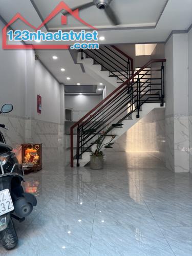 Bán nhà 3 tầng đẹp Trần Văn Mười, Xuân Thới Đông chỉ 4.3 tỷ TL.