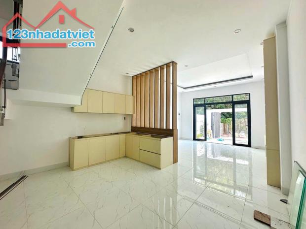 CHÍNH CHỦ CẦN BÁN NHÀ LẦU MỚI XÂY - 100m2- NGAY CHỢ THẠNH PHÚ - 5
