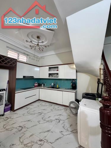 "Bán nhà phố Hoàng Mai, Hoàng Văn Thụ 40m, 4 tầng. Giá: 8.7 tỷ. LH: 0327536893 - 2