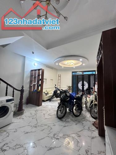 "Bán nhà phố Hoàng Mai, Hoàng Văn Thụ 40m, 4 tầng. Giá: 8.7 tỷ. LH: 0327536893 - 3