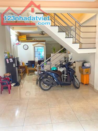 HOT! Nhà 2 lầu hẻm xe hơi 1027 Huỳnh Tấn Phát, Phú Thuận, Quận 7