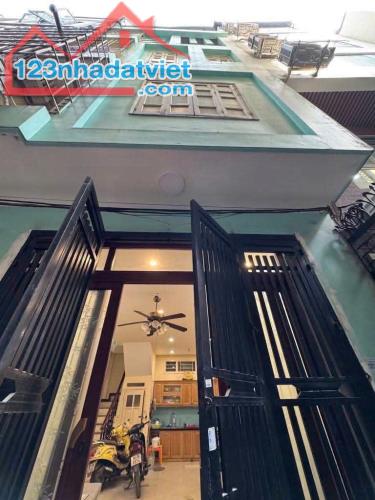 Nhà hiếm 25m ra đường Láng gần ngã tư Nguyễn Chí Thanh 48m2*4T MT 5m đủ nội thất ở luôn