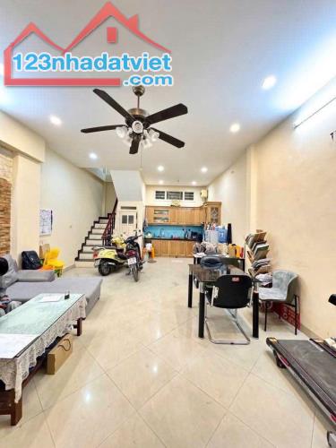 Nhà hiếm 25m ra đường Láng gần ngã tư Nguyễn Chí Thanh 48m2*4T MT 5m đủ nội thất ở luôn - 1