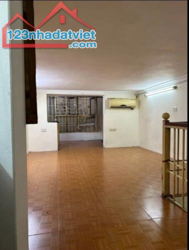 Cho thuê căn hộ Tập thể Tầng 2 Đường Thành 55m2, 5.5 Triệu