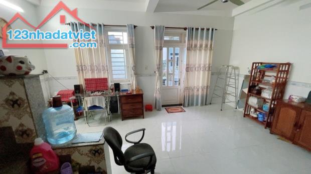 Bán nhà 3 tầng, 89m², 7.9 tỷ, Q.9, đường Đình Phong Phú