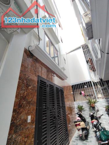 Bán nhà Cổ Nhuế 2 Bắc Từ Liêm mới xây 31m 5 tầng mặt tiền 5.8m, giá 6,7 tỷ.