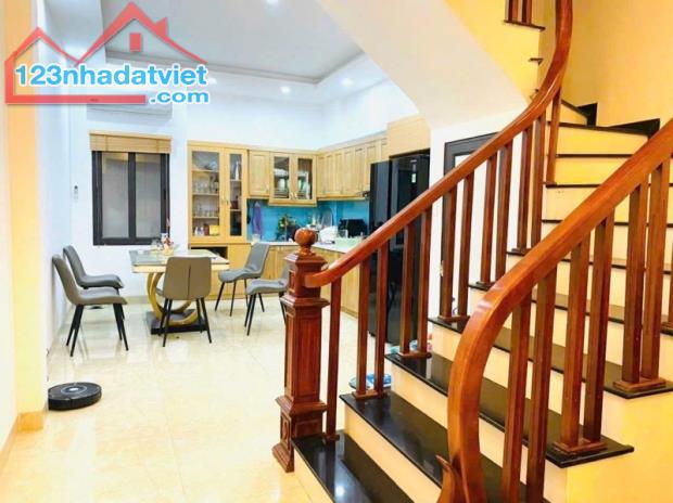 Bán nhà Định Công Thượng, Hoàng Mai. 41m2 x 5 Tầng. MT 4m. NHÀ ĐẸP. GẦN PHỐ. Hơn 8 Tỷ.
