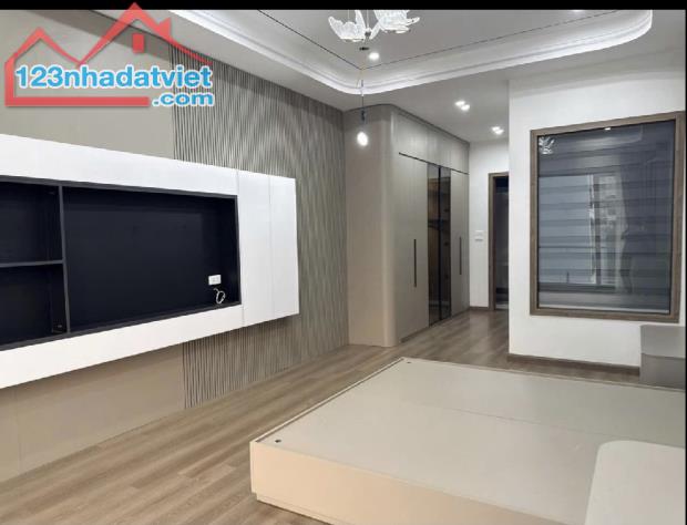 Bán nhà phố Đàm Quang Trung Long Biên,gara ô tô,thang máy, full nội thất.DT 35m -giá 9,3 ỷ - 2