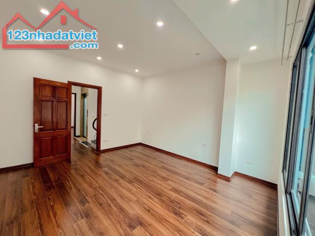 Bán nhà phố Lê Trọng Tấn 55m2, 5T thang máy, mặt tiền 4.7m Gara ô tô tránh cực đẹp - 2