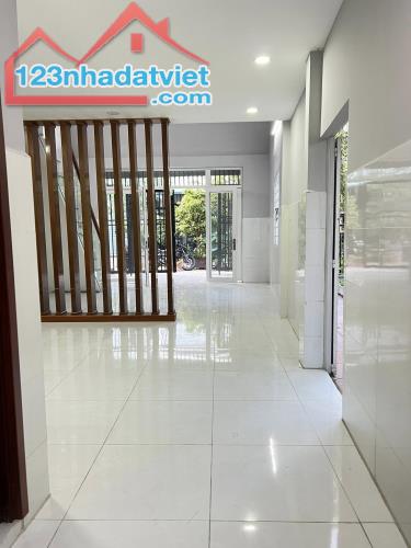 * Nhà mới tìm chủ - ngay Vincom Q9. - 2