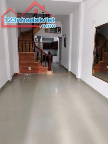 Cho thuê nhà mặt đường kinh doanh 15 triệu, 59 m2 x 5 Tầng Ngõ 42 Thịnh Liệt, Hoàng Mai - 1