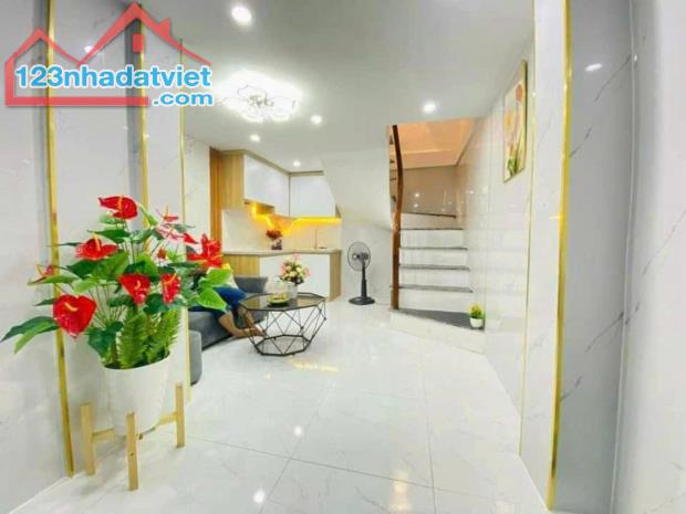 Bán nhà Bạch Mai - lô góc thoáng sáng , gần phố gần oto , giá 4.9 tỷ đủ công năng , SĐCC