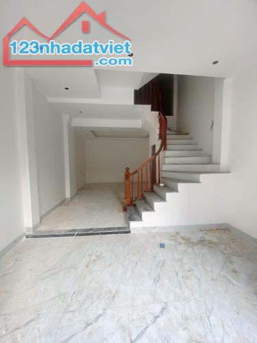 Bán nhà mới xây, rộng rãi, thoáng mát, tiện ích xung quanh