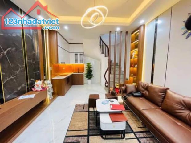Nhà Đẹp Gần Đường Lĩnh Nam, Hoàng Mai 30m, 5 tầng, mt 4.6m, giá 5.8 tỷ.