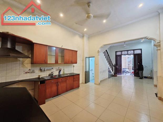 PHÂN LÔ CÁN BỘ - Ô TÔ TẢI TRÁNH - ĐỐNG ĐA BA ĐÌNH - CỰC HIẾM NHÀ BÁN - KINH DOANH  HAY Ở Đ