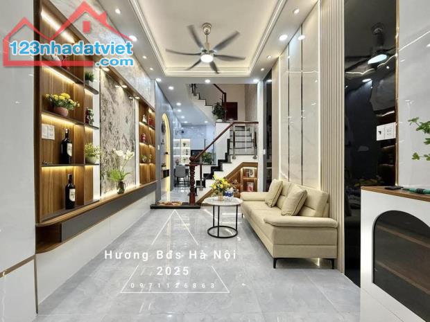 Cầu Giấy - nhà đẹp dân xây - full nội thất - 2 mặt thoáng - gần phố - 40m. Nhỉnh 8tỷ - 1