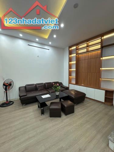 DÂN XÂY HIẾM -BÁN GẤP NHÀ PHỐ TRẠM 40M- Ô TÔ - FULL NỘI THẤT 6.X TỶ