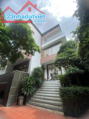 biệt thự sân vườn Nguyễn Sơn-Gia Thuỵ, 215m x4tầng, mặt tiền 12m, ôtô tránh, ôtô vào nhà