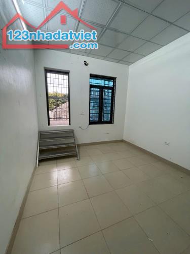 Bán nhà 2 tầng gần QT Lam Sơn MT 4m ngõ ô tô 2.2x tỷ còn mới - 1