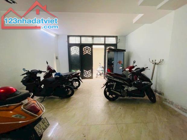 Quá Hot...CHDV ngay chợ Gò Vấp- 5 tầng,xe hơi vào nhà,sẵn dòng tiền ~600 triệu/năm.Nguyễn - 4