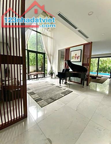 Bán biệt thự lô góc Hoa Sữa Vinhome Riverside Long Biên rộng 600m view sông có bể bơi