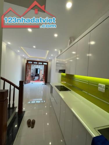 Bán Nhà Phố Tây Sơn 39,25m2 6 Tầng Ô Tô Qua Nhà Giá Chỉ Nhỉnh 7 Tỷ