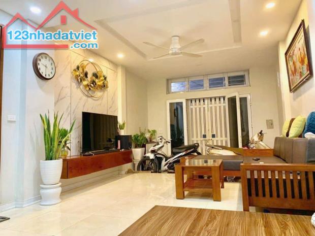 Nhà đẹp Cầu Giấy 40m - 8,x tỷ, dân xây, 2 thoáng trước sau, gần phố, ở ngay.