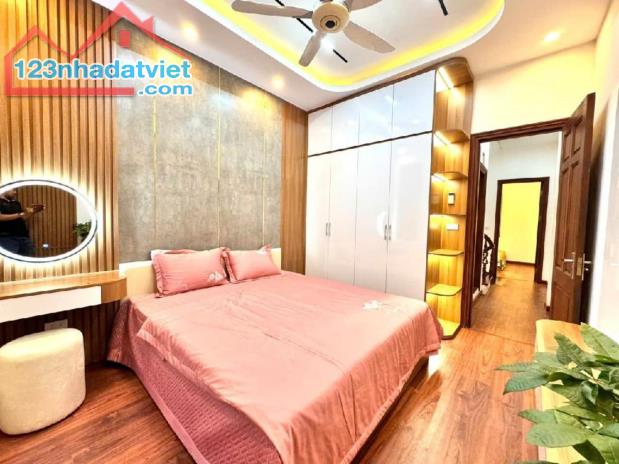 Nhà đẹp Cầu Giấy 40m - 8,x tỷ, dân xây, 2 thoáng trước sau, gần phố, ở ngay. - 1