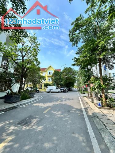 Bán biệt thự khu đô thị Đặng Xá-Gia Lâm, 225m2,4 tầng 2 mặt tiền  view vườn hoa