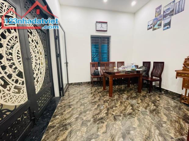 Bán Nhà Phố Đội Cấn 33/42m2 x 4 tầng, gần Phố ngõ nông rộng, căn góc 3 mặt thoáng, nhà