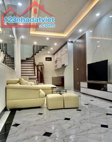 Nhà đẹp Yên Nội 35.6m2- 5 tầng, ngõ nông, ô tô gần phố, giá 4.9 tỷ - 2