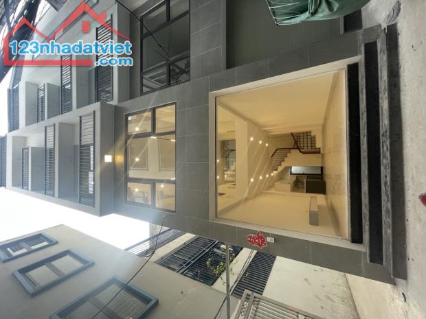 BÁN NHÀ PHỐ CỔ LINH LONG BIÊN,33M² 6 TẦNG  GIÁ CHÀO HƠN 6TỶ. - LÔ GÓC - 2 THOÁNG - HÀNG XÓ