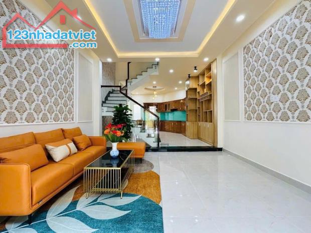 Đi nước ngoài định cư bán gấp nhà ở đường Trường Chinh, phường 14, quận Tân Bình, giá 2 tỷ - 1