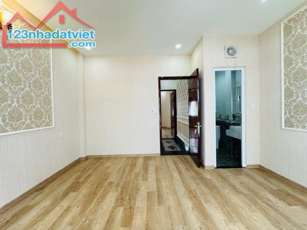 Đi nước ngoài định cư bán gấp nhà ở đường Trường Chinh, phường 14, quận Tân Bình, giá 2 tỷ - 2