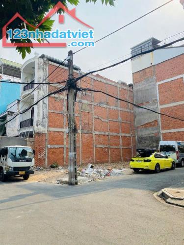 Bán nhà nát góc 2MT  đường dt: 8,1mx17m. 
Điạ chỉ 26/ đường Nguyễn Minh Hoàng, khu K300,