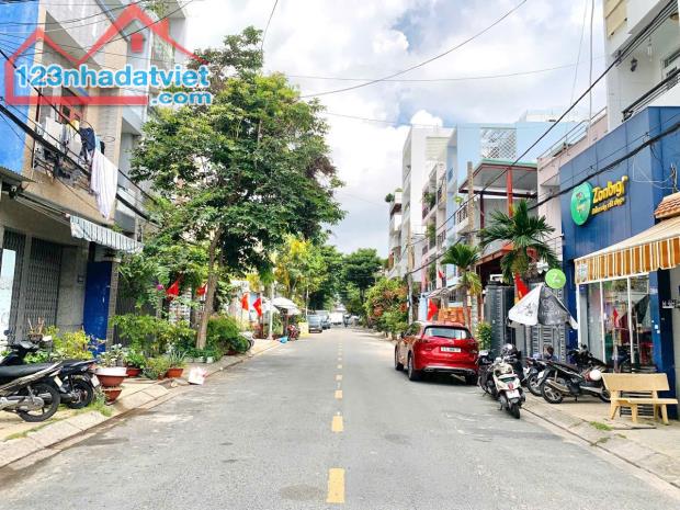 Bán nhà nát góc 2MT  đường dt: 8,1mx17m. 
Điạ chỉ 26/ đường Nguyễn Minh Hoàng, khu K300, - 2